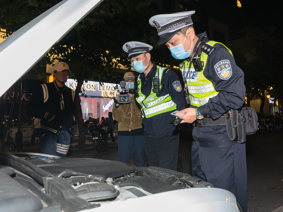 交警在查處非法改裝車(chē)。通訊員供圖