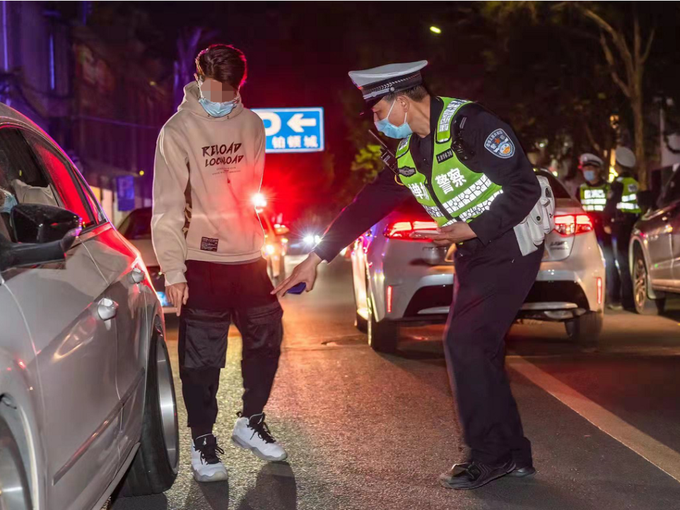 交警在查處非法改裝車(chē)。通訊員供圖